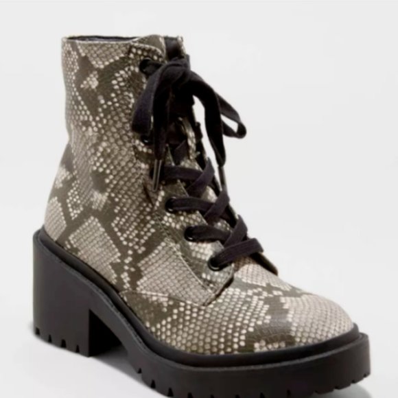 Universal Thread BRIE GRAY Faux Snakeskin Combat Boots - Womens Size 8.5 NEW - Picture 1 of 3